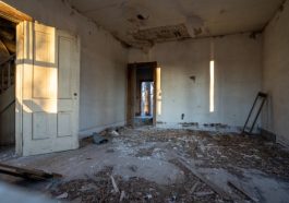 Interior Rumah Rusak